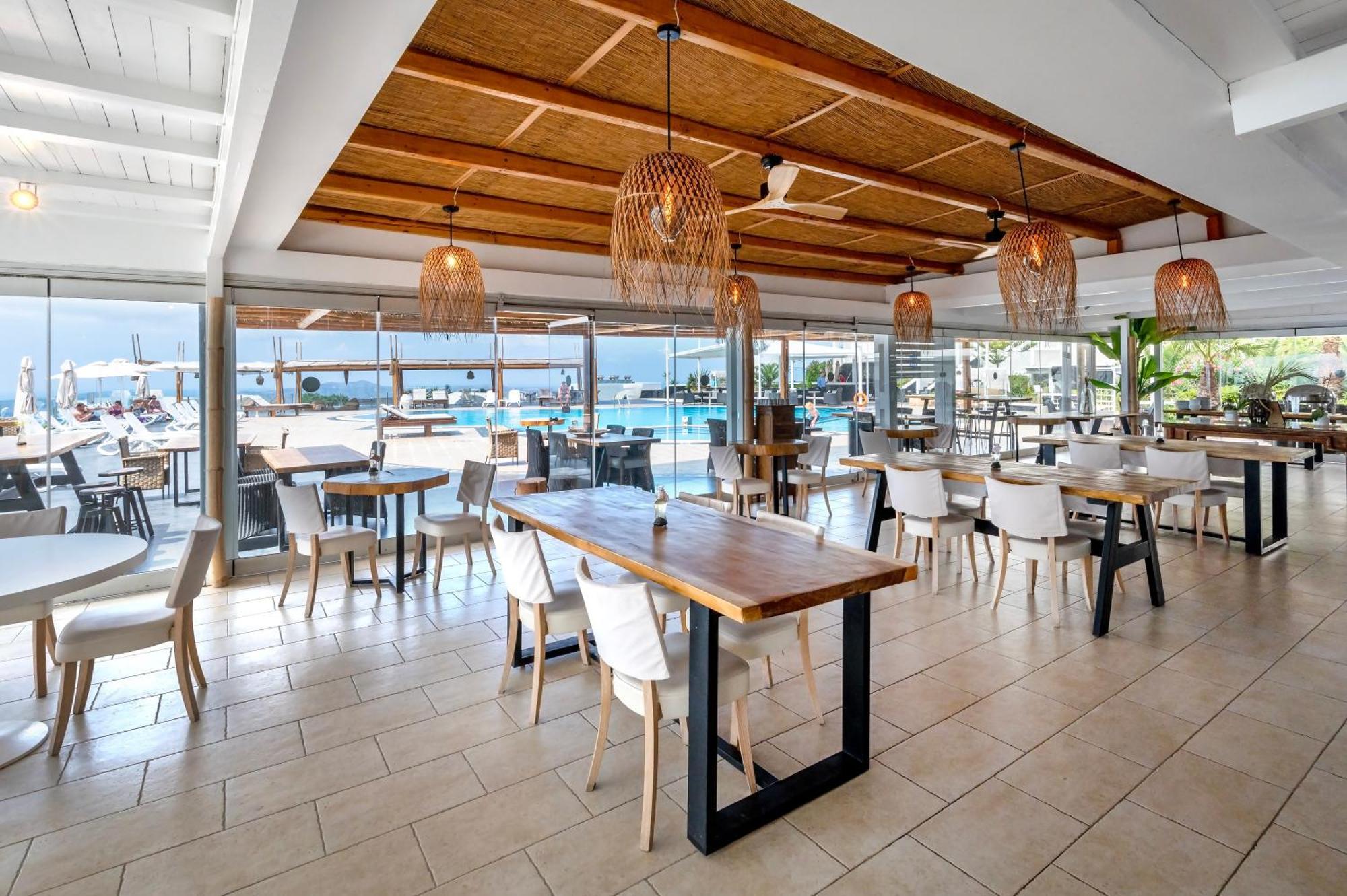 Smy Santorini & Hotel Pýrgos